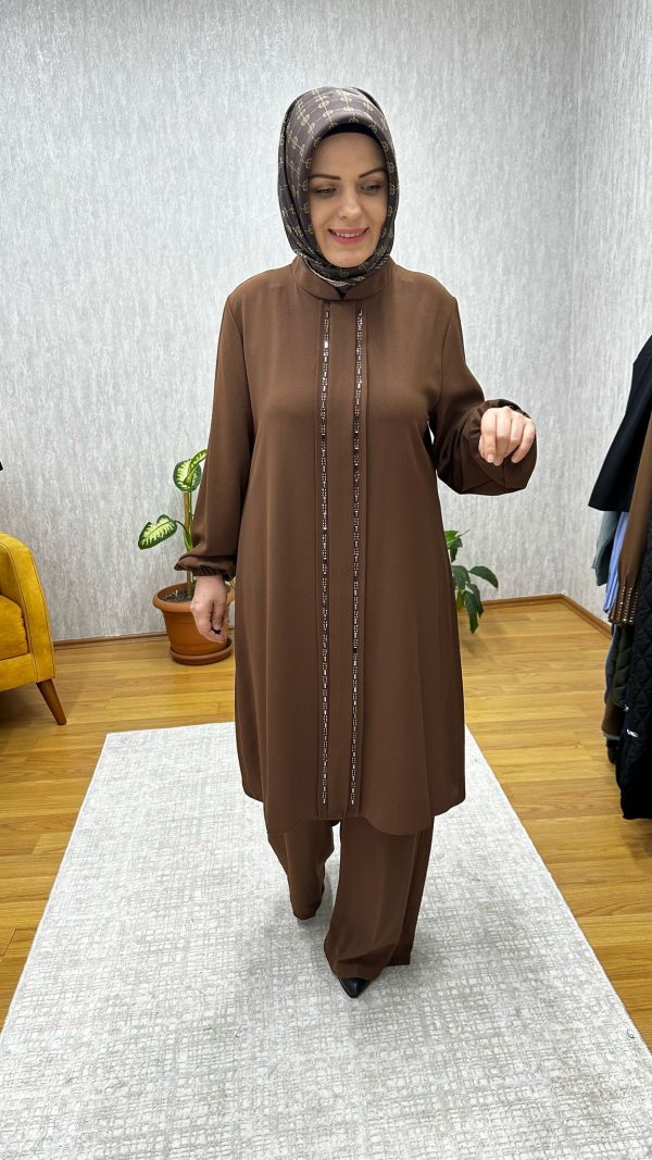 çift sıra taş detaylı kahve pantolonlu takım - Görsel 4