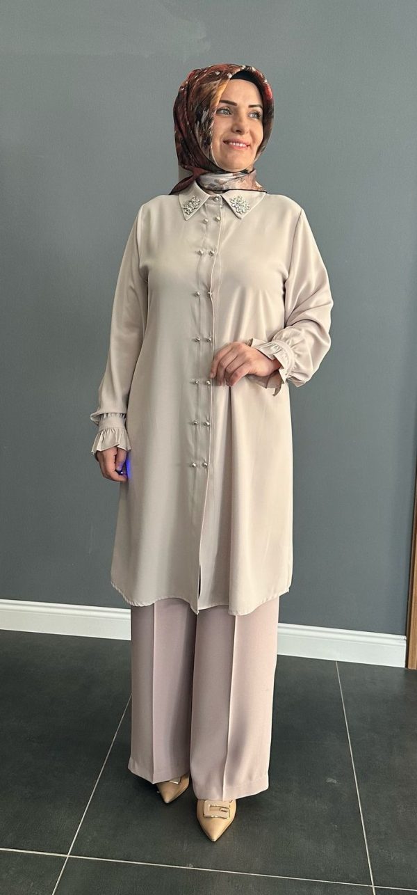 kol ve yaka detaylı krem tunik