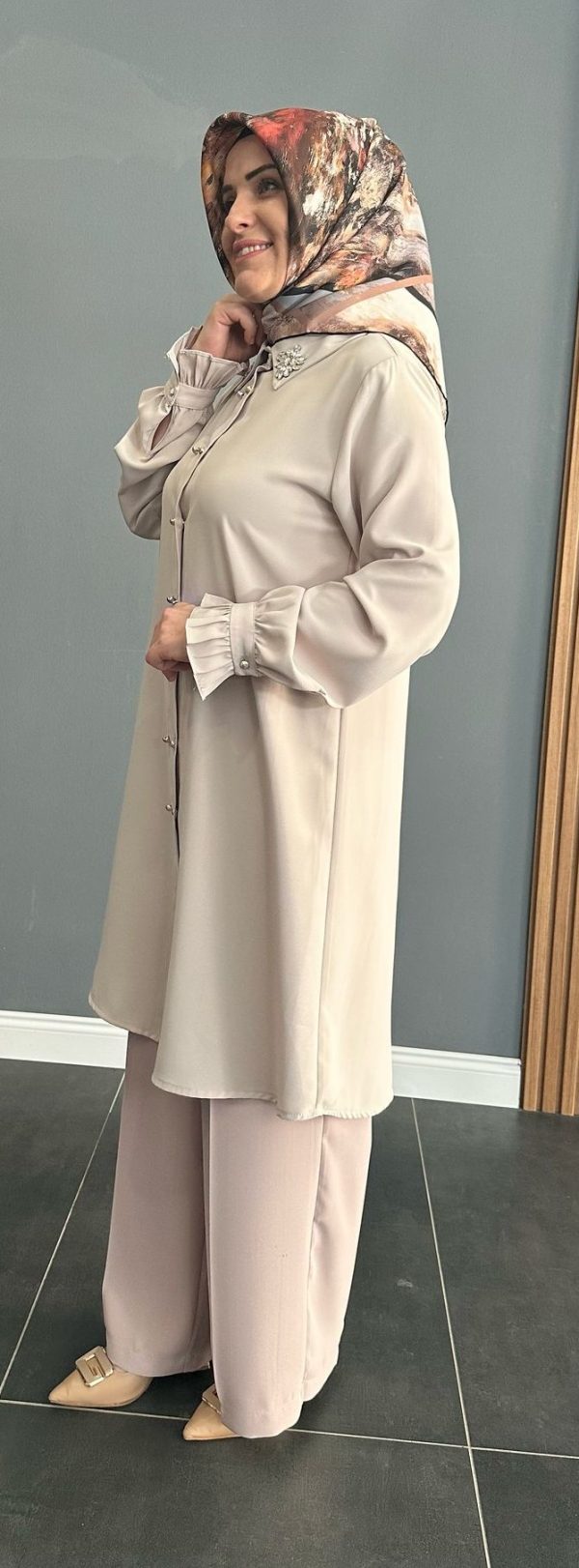 kol ve yaka detaylı krem tunik - Görsel 5